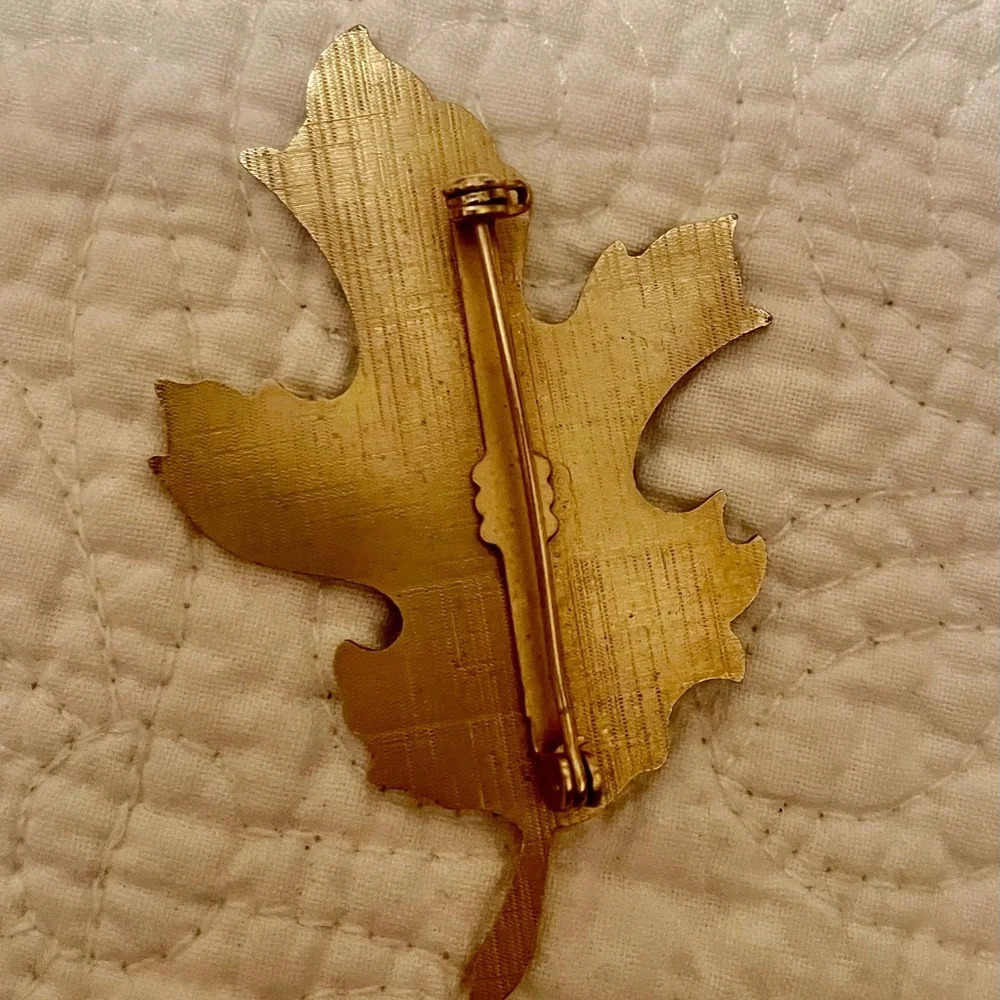 Vintage 1960s deep green leaf pin/brooch. Gold accents. 2.5 inches long. - Picture 3 of 3